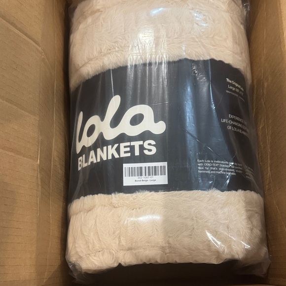Lola Blankets Plush Throw/Blanket/Bondi Beige/Size L/NEW! NIB! SEALED! Serene!!! - Picture 3 of 16